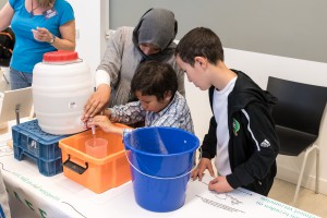 l21 Ouders en kinderen maken biologisch afbreekbaar plastic